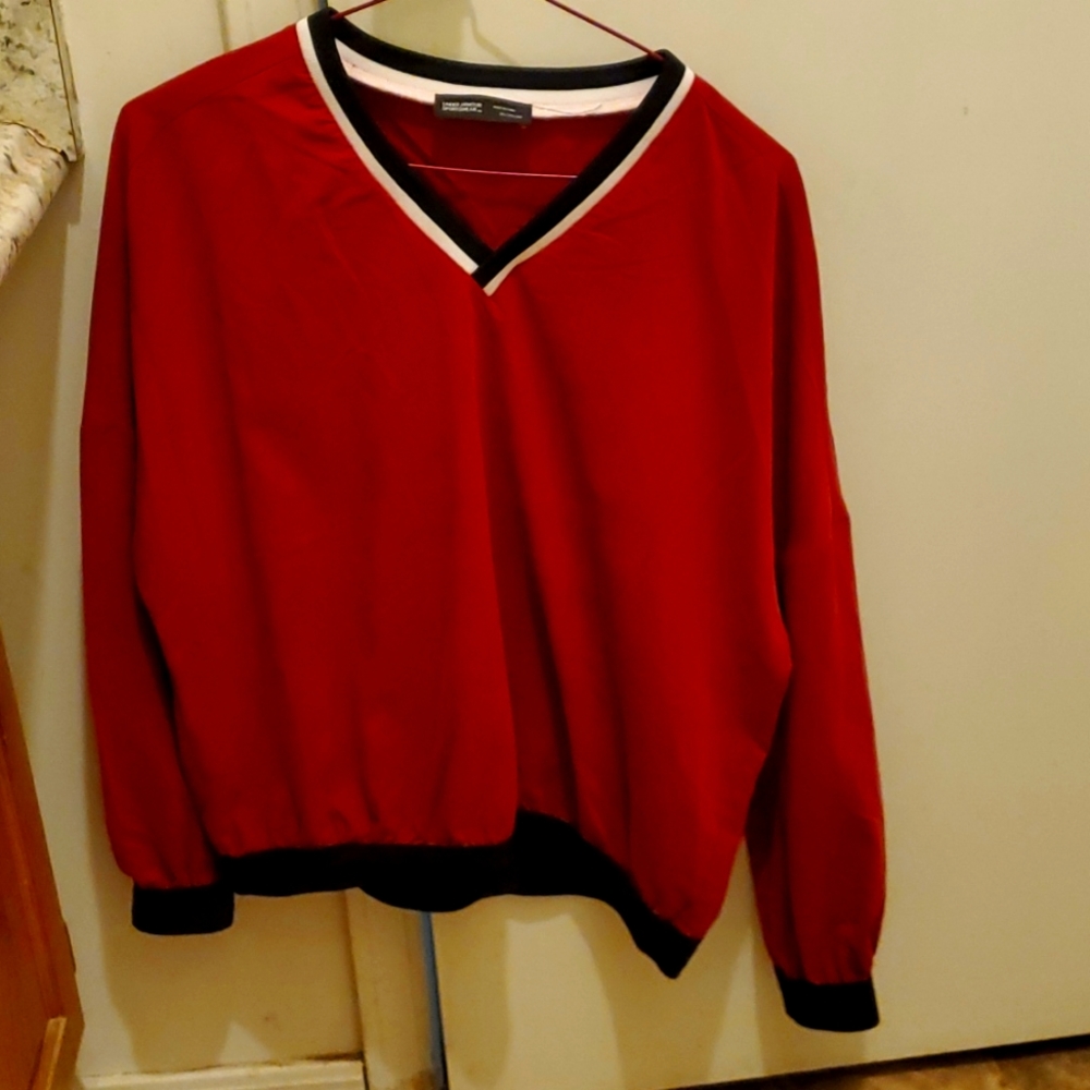 WOMAN SILK BLOUSE UNDER ARMOUR SPORTS WEAR THIS BLOUSE NEEDS NEW HOME